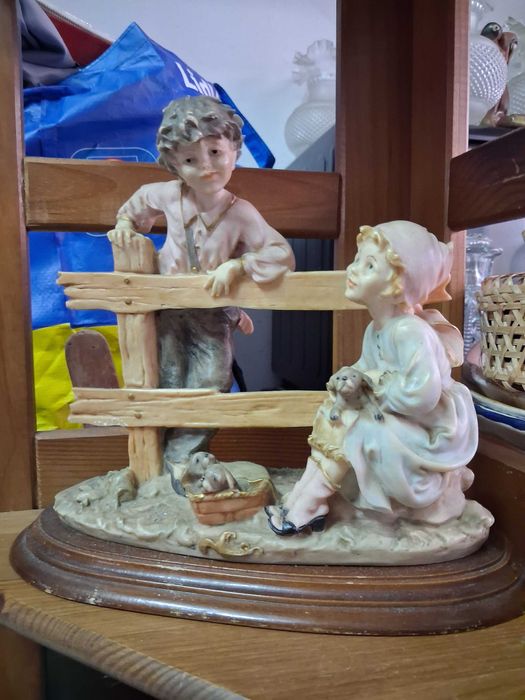 Estatueta meninos a brinca