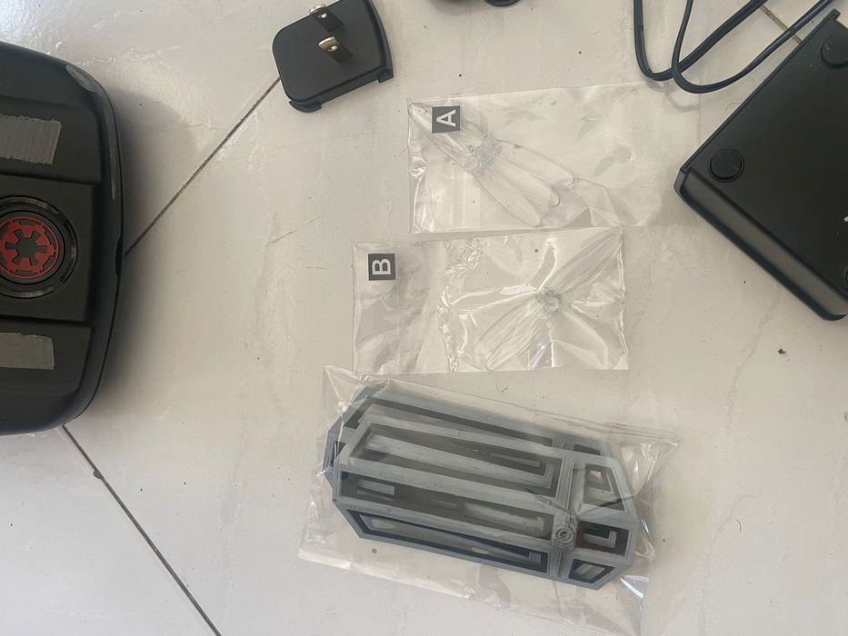 Vendo um drone da Star Wars semi-novo