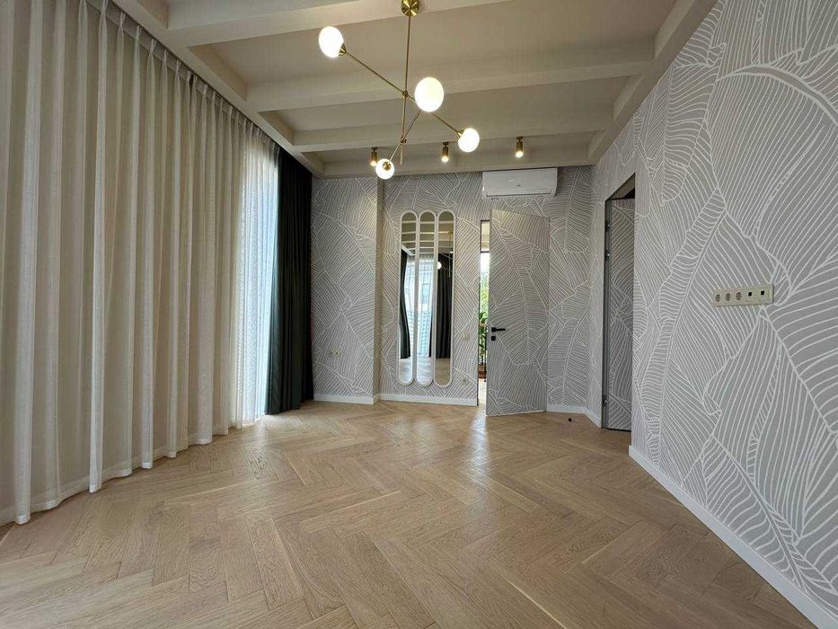 В продаже новый современный дом с бассейном в районе 12ст. Б. Фонтана.