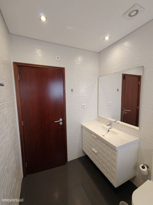 Apartamento T2 renovado junto ao mar