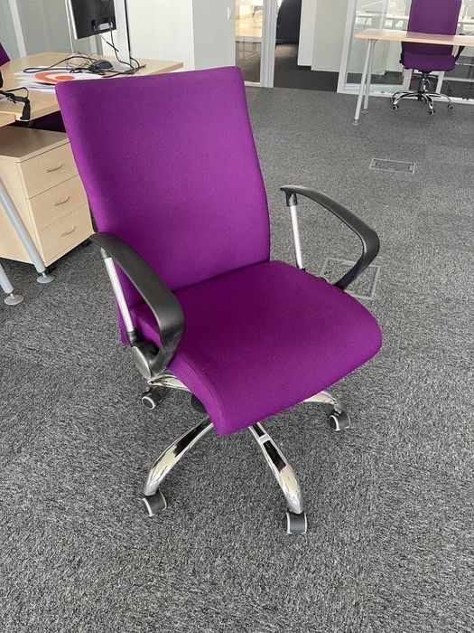 Стулья кресла на колёсах конференц офисные компьютерные