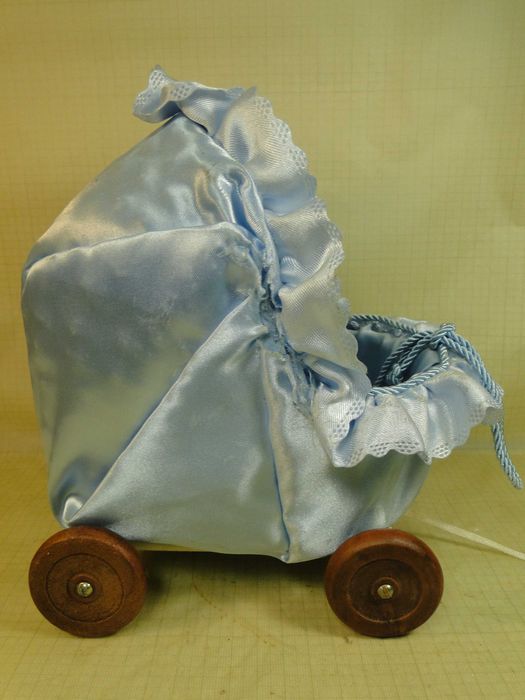 Коляска игрушеченая