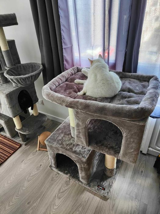 Kompaktowy drapak szary niski z legowiskiem domkiem platformą dla kota