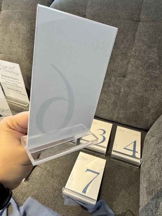 Stojaki pleksi przeźroczyste, numery stołów, ślub, wesele