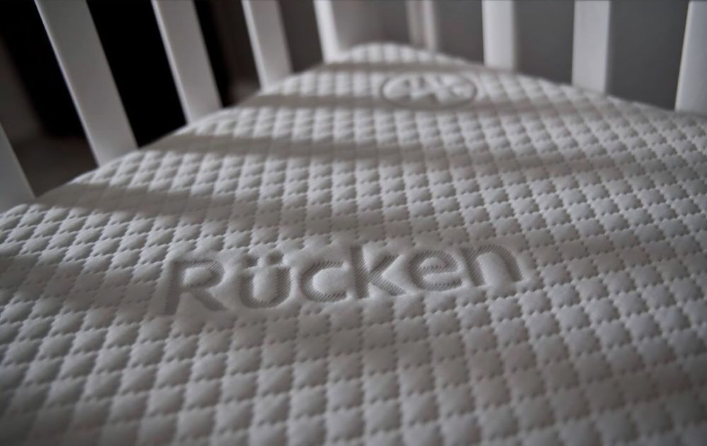Łóżeczko 140x70  VOX + nowy materac RUCKEN