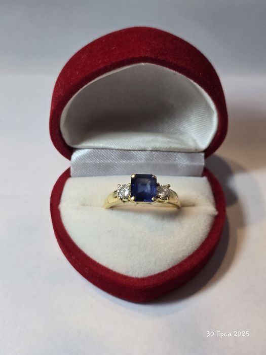 Pierścionek złoty, szafir, diamenty