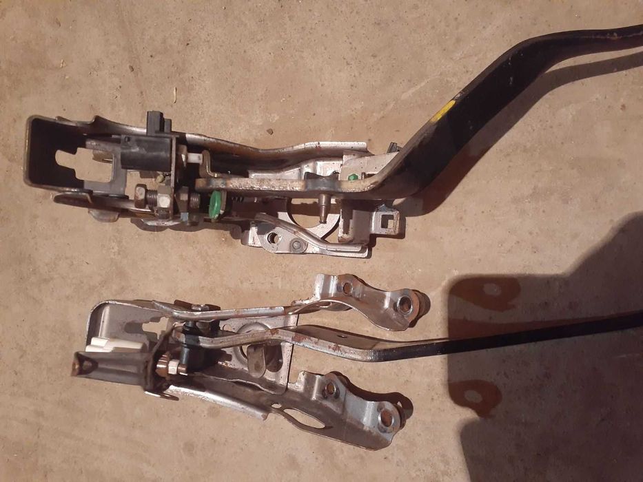 Педаль газа, сцепления,и тормоза тойота Е150