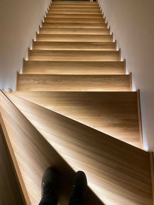 Schody i blaty dębowe oraz jesionowe na wymiar z montażem