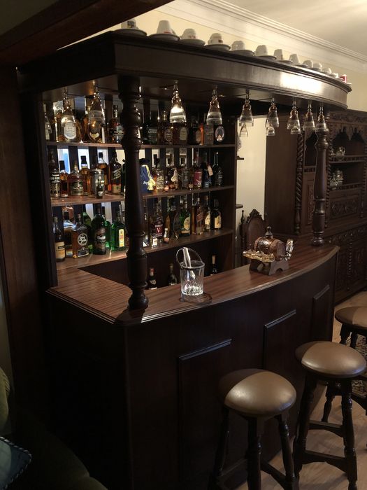 Bar Interior + Bancos