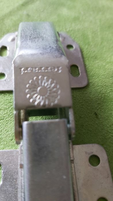 Zawiasy metalowe ferrari