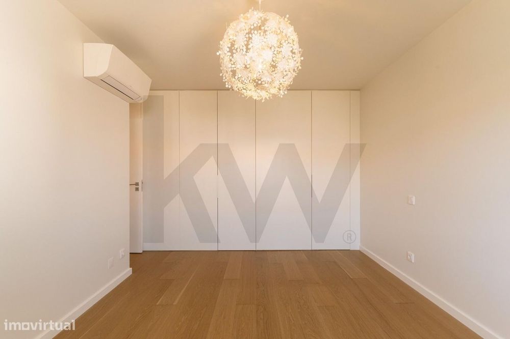 T2 com suite, varanda e 2 lugares de garagem — Condomínio com piscina,