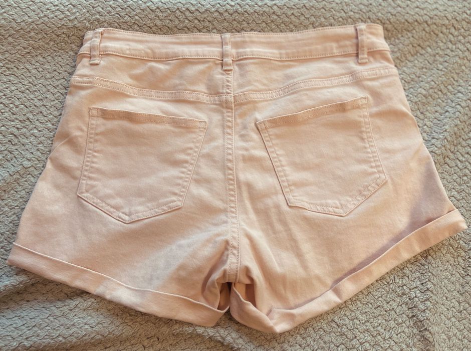 Pudrowo-różowe szorty H&M, rozmiar 36, idealne na lato