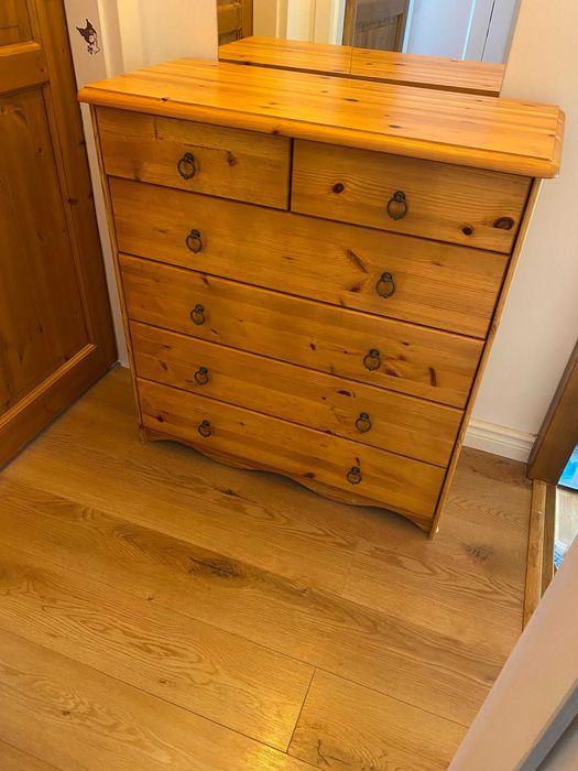 Sprzedam komodę wykonaną z naturalnego drewna sosnowego.