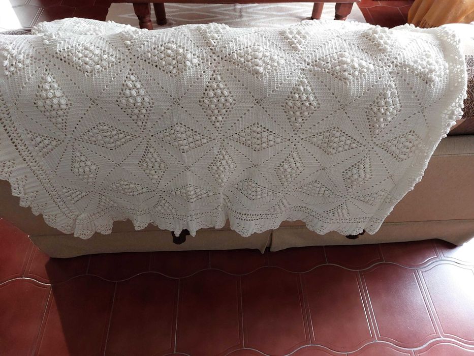 Colcha  de crochet, feita à mão, muito bom estado.