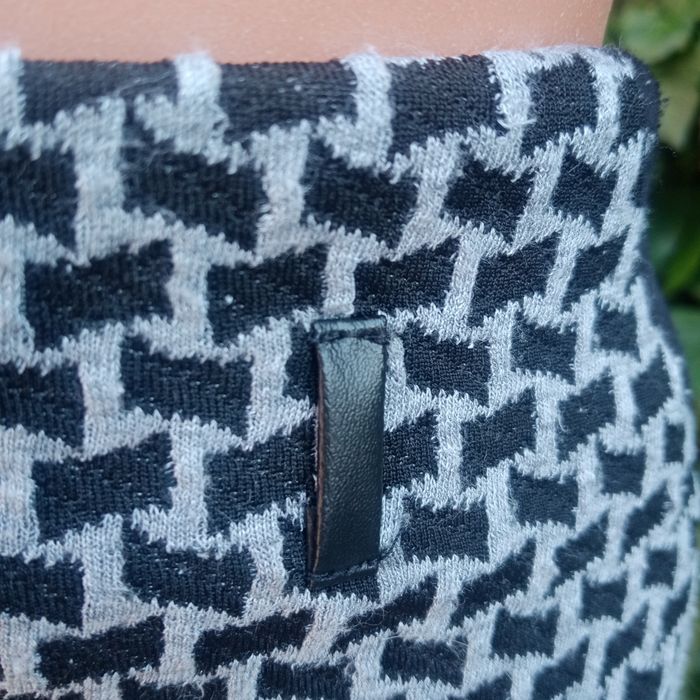 Czarna spódniczka, spódnica w szarą pepitkę, do kolan, rozmiar 42