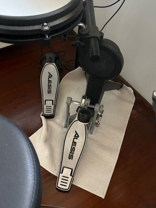 Bateria Eletrónica ALESIS Nitro Max com banco