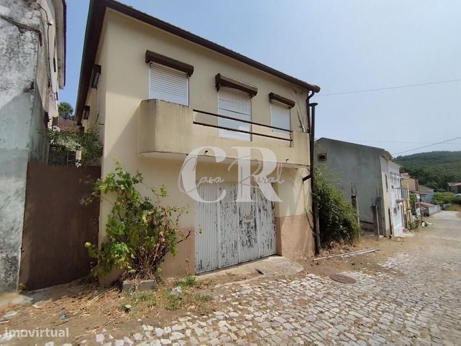 Moradia em pedra com quintal p/ remodelar a poucos minutos do centro d