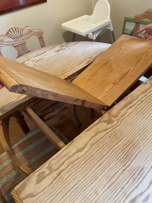 Mesa com 4 cadeiras.