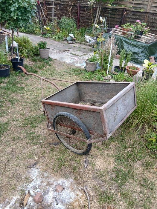 Wózek transportowy z PRL-U.