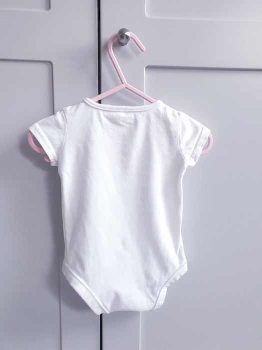 Białe haftowane body Peter Rabbit 56 62