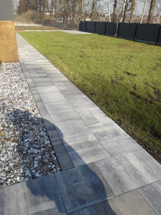 Układanie kostki brukowej.