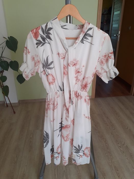 Sukienka w kwiaty z krótkim rękawem