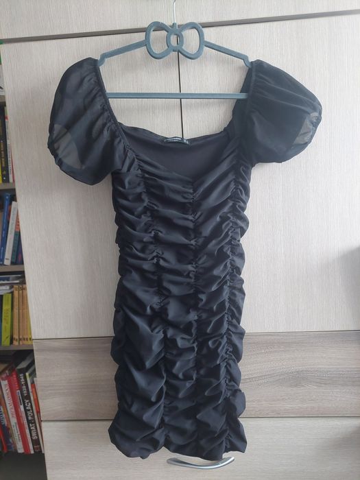 krótka czarna sukienka stradivarius