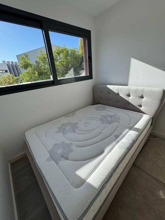 Cama meia-casal estofada 140×200 cm com colchão