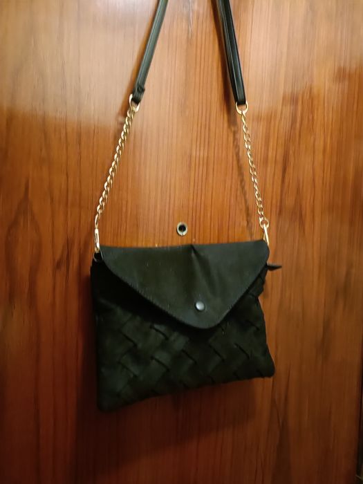 Mala preta a tiracolo