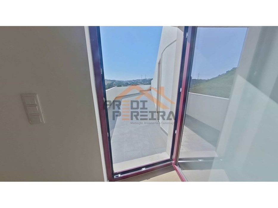 Apartamento T3 duplex remodelado, com box, situado em Casal de Cambra.