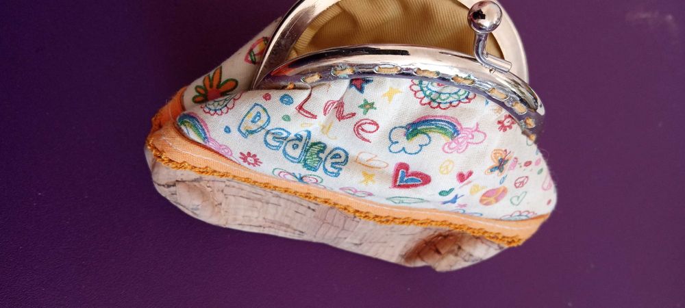 Porta moedas colorido em tecido e cortiça.