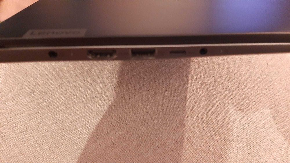 Vende-se portátil lenovo (com ecrã danificado) - para peças