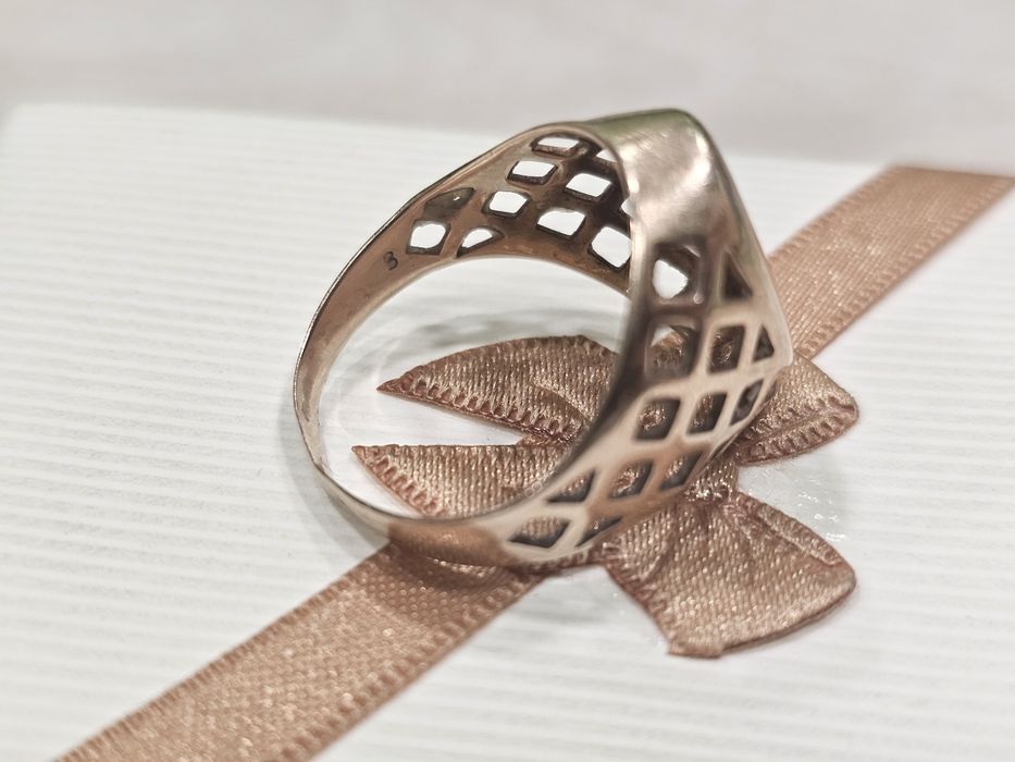 Złoty szerszy damski sygnet z WZOREM PR 583