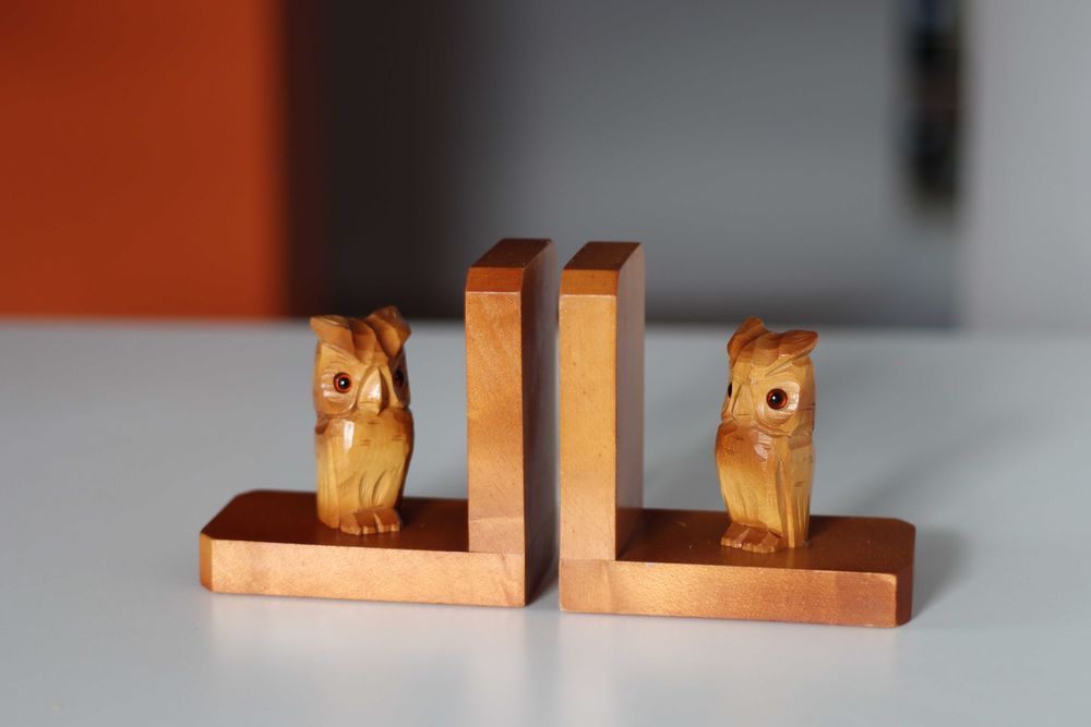 Drewniane podpórki do książek sowy