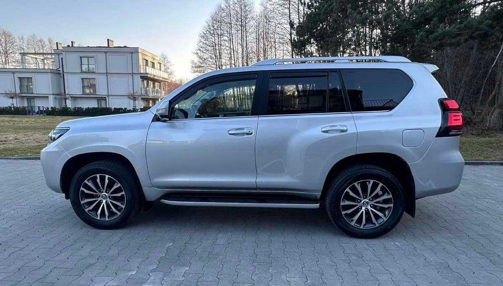 У продажі авто з ЄС Toyota Land Cruiser Prado 2019 року.