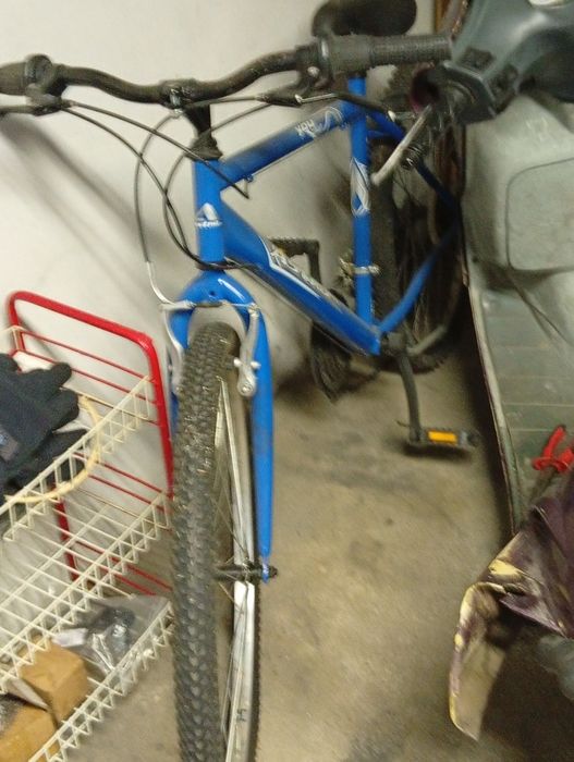 Para desocupar bicicleta e máquina de cortar relva