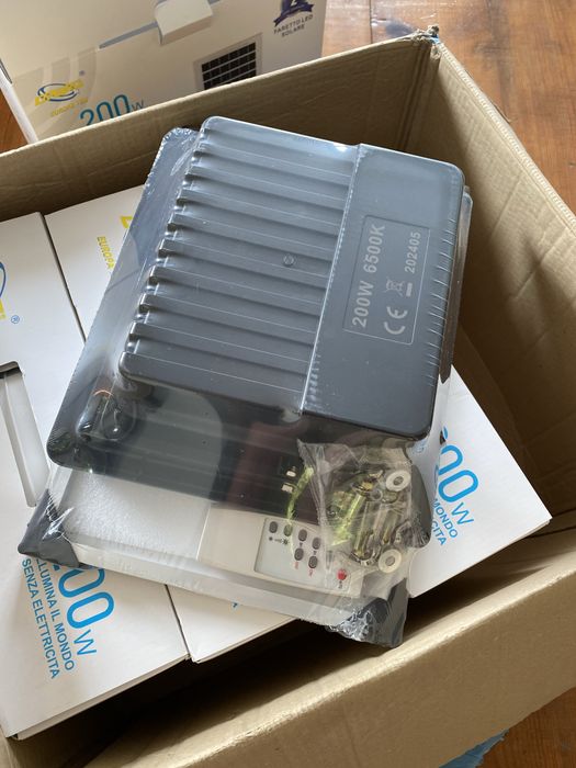 Прожектор світлодіодний на сонячній батареї DRIWEI 200w