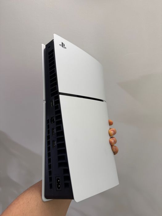 PS5 Slim Digital (1TB) + 2 Comandos - Como Nova