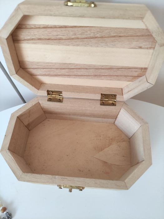 Kuferek drewniany na biżuterię+ naszyjnik