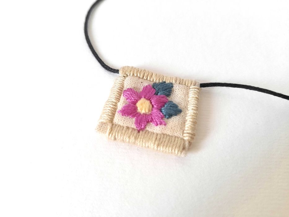 Pulseira bordada à mão, talismã floral com flor fúcsia e azul-petróleo