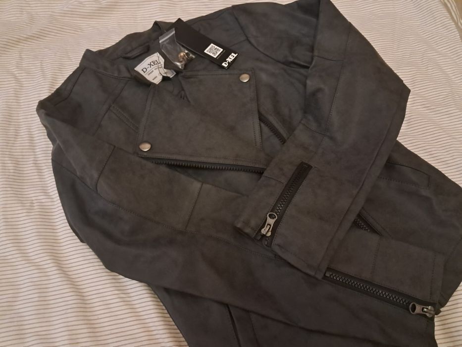 Очень мягкая новая кожаная курточка для девочки