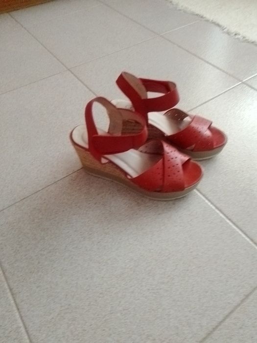 Sandálias usadas como novas