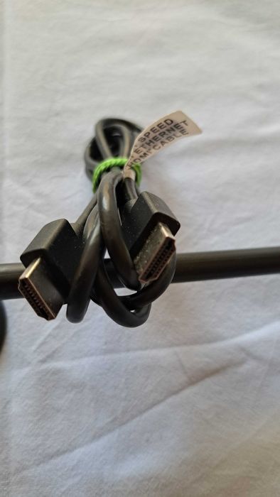 •	Wysokiej jakości kabel HDMI