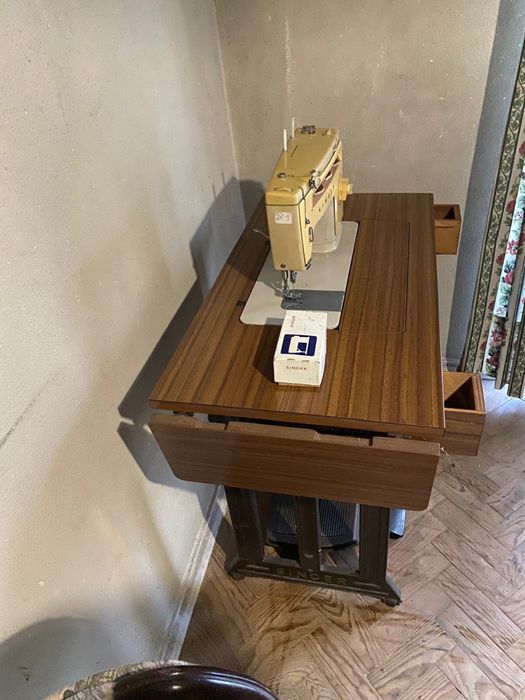 Máquina de costura Singer com móvel