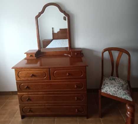 Cómoda com Espelho e Cadeira
