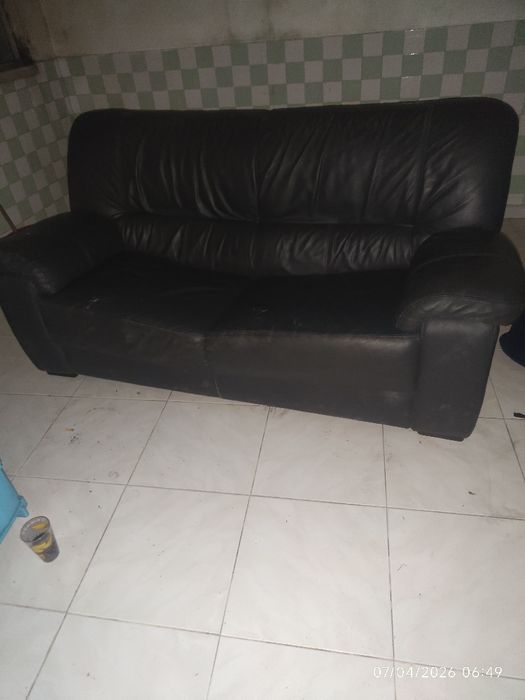 Sofá em cabedal preto e 2 mesas de cabeceira