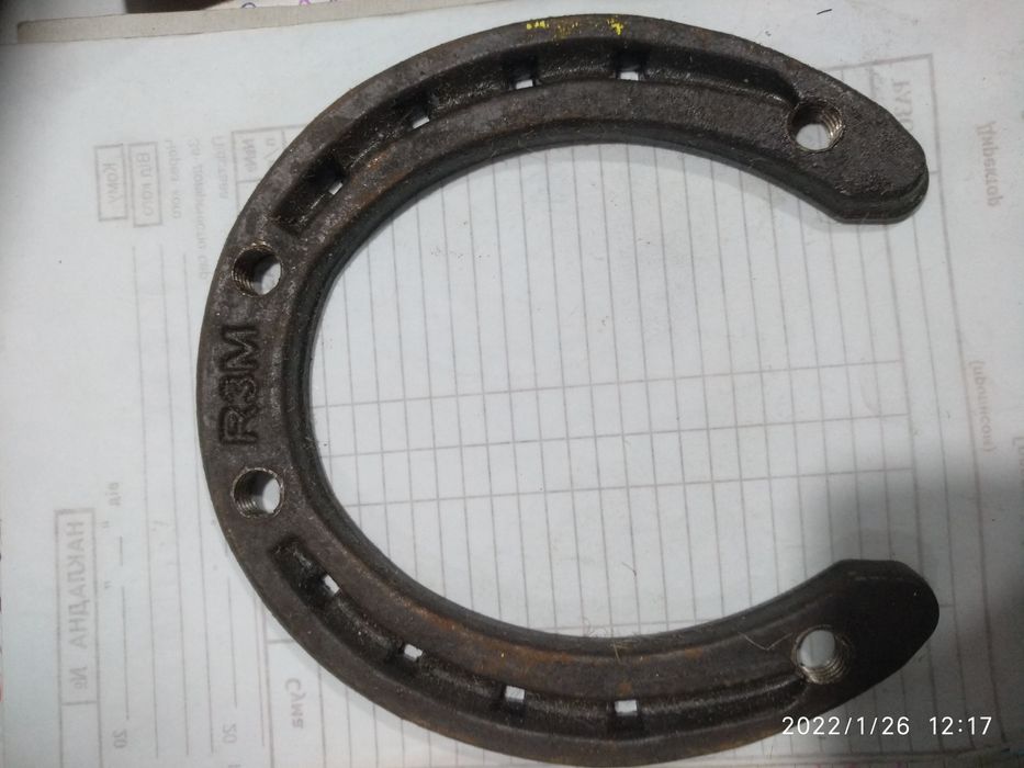 Підкови і цвяхи до них в асортименті різних розмірів і моделей