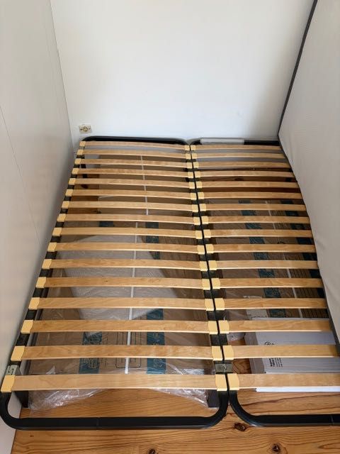 Estrutura de Cama Metálica com Estrado de Ripas (160 × 200 cm) – €70 Bed frame