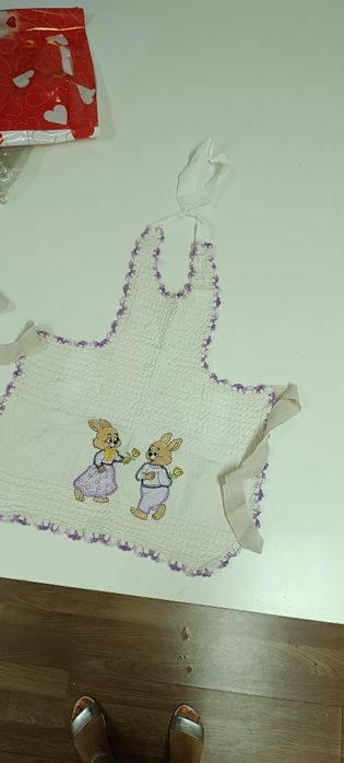 Avental para criança com aplicação bordada. Usado