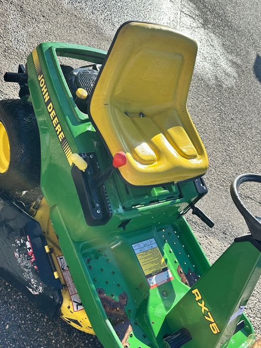 Trator corta relva John Deere com reboque